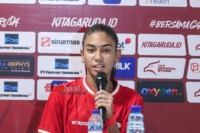 Pemain timnas wanita Indonesia, Claudia Scheunemann, sedang memberikan keterangan kepada awak media di Stadion Madya, Senayan, Jakarta, Selasa (28/5/2024).