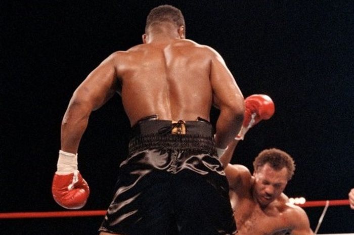 Mike Tyson meng-KO Pinklon Thomas di ronde 6 dalam pertarungan pada 30 Mei 1987 di Las Vegas.