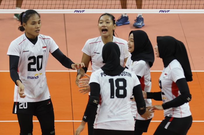 Pemain timnas voli putri Indonesia dalam pertandingan menghadapi India pada AVC Challenge Cup 2024 di Manila, Filipina, 28 Mei 2024.