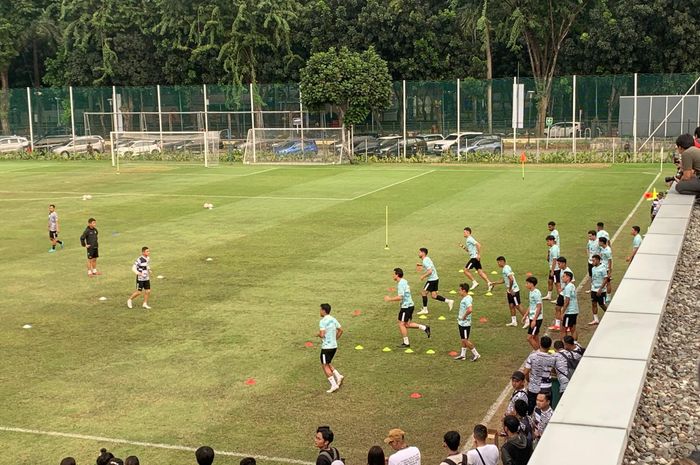 Timnas Indonesia memulai latihan perdana di Lapangan B Senayan, Jakarta Pusat, Selasa (28/5/2024).