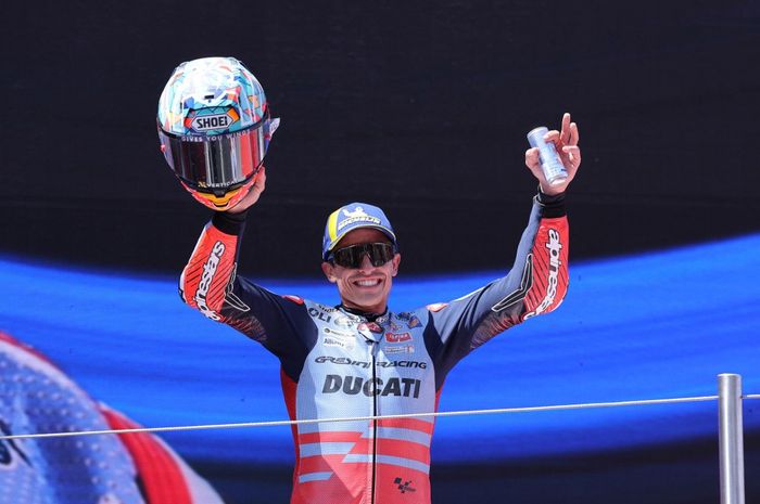 Pembalap Gresini, Marc  Marquez, berpose usai finis ketiga pada balapan MotoGP Catalunya 2024 di Circuit de Barcelona-Catalunya, Minggu (26/5/2024).