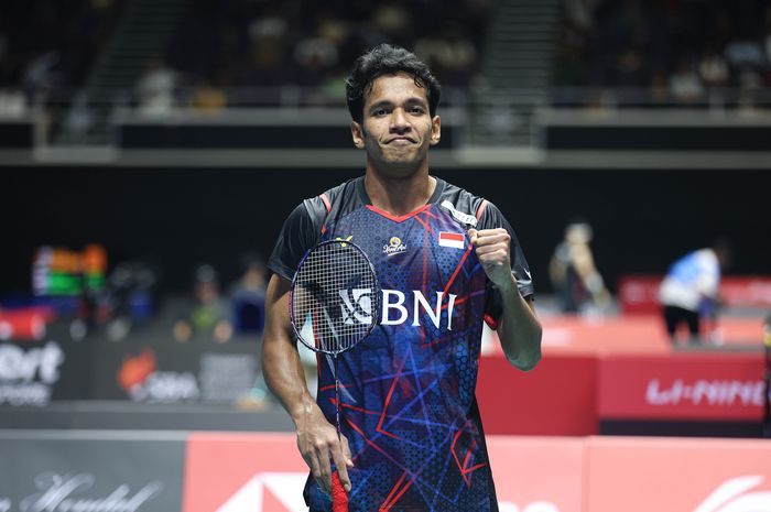 Pose kemenangan Chico Aura Dwi Wardoyo setelah mengalahkann Toma Junior Popov di babak pertama Singapore Open 2024 di Singapore Indoor Stadium, Singapura, Rabu (29/5/2024).