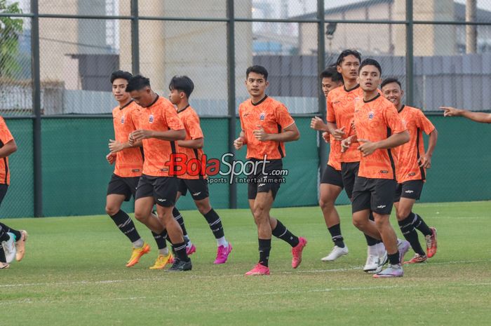 Rayhan Utina, Aji Kusuma, Maman Abdurahman, Sandi Samosir, hingga Akbar Arjunsyah sedang berlatih bersama Persija Jakarta di Lapangan Latih JIS, Rabu (29/5/2024).