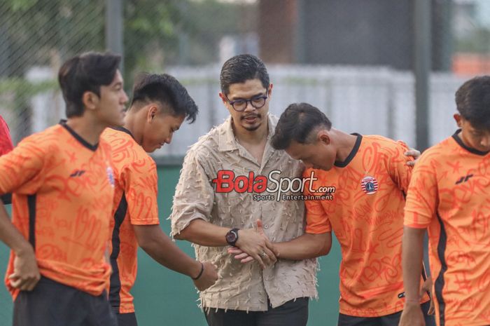 Manajer Persija Jakarta, Bambang Pamungkas, sedang memantau para pemainnya berlatih di Lapangan Latih JIS, Rabu (29/5/2024).