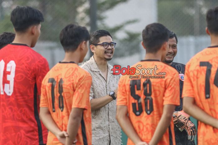 Manajer Persija Jakarta, Bambang Pamungkas, sedang memantau para pemainnya berlatih di Lapangan Latih JIS, Rabu (29/5/2024).