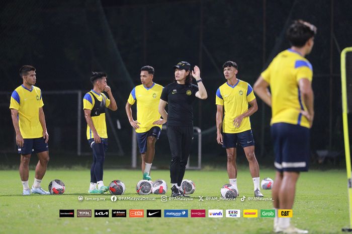 Pelatih Timnas Malaysia, Kim Pan-gon, memimpin sesi latihan jelang laga melawan Kirgistan di Kualifikasi Piala Dunia 2026.