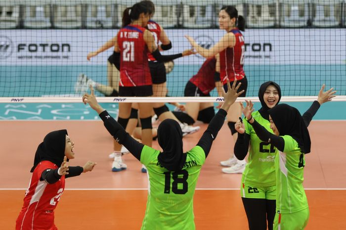 Pemain timnas voli putri Indonesia dalam pertandingan menghadapi Hong Kong pada AVC Challenge Cup 2024 di Manila, Filipina, 29 Mei 2024.