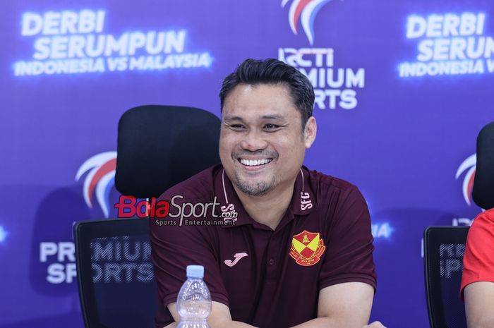 Pelatih Selangor FC, Mohd Nidzam Jamil, sedang memberikan keterangan kepada awak media di Media Center JIS, Jakarta Utara, 30 Mei 2024.