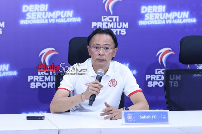 Pelatih Sabah FC, Ong Kim Swee, sedang memberikan keterangan kepada awak media di Media Center JIS, Jakarta Utara, 30 Mei 2024.