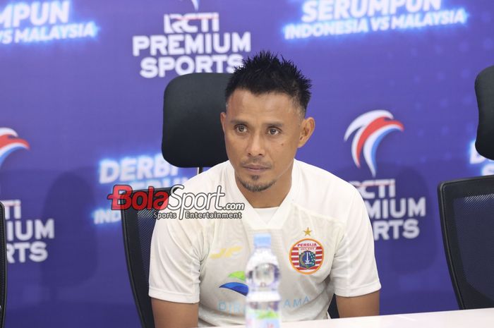 Pemain Persija Jakarta, Maman Abdurrahman, sedang memberikan keterangan kepada awak media di Media Center JIS, Jakarta Utara, 30 Mei 2024.