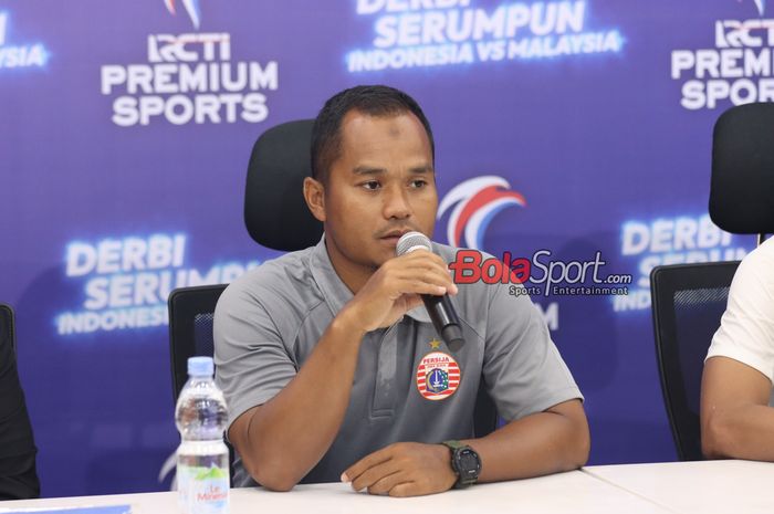 Pelatih Persija Jakarta, Ferdiansyah, sedang memberikan keterangan kepada awak media di Media Center JIS, Jakarta Utara, 30 Mei 2024.