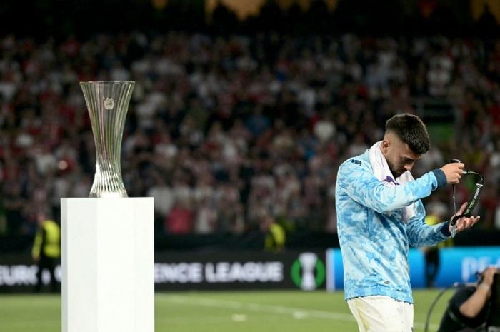 Pemain Fiorentina, Nicolas Gonzalez, usai kalah dari Olympiacos pada final UEFA Conference League 2023-2024.