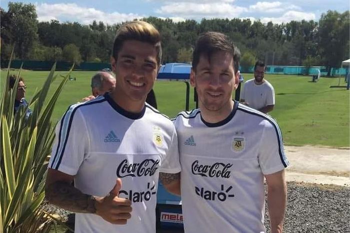 Pemain Argentina, Abel Arga&ntilde;araz menjadi pemain asing ketiga yang akan bergabung dengan PSBS Biak musim depan. Arga&ntilde;araz saat foto bersama Lionel Messi.