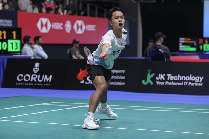 Pebulu tangkis tunggal putra Indonesia, Anthony Sinisuka Ginting, pada babak kedua Singapore Open 2024 di Singapore Indoor Stadium, Kamis (29/5/2024).