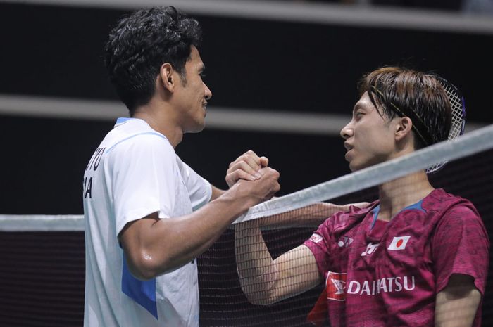 Chico Aura Dwi Wardoyo bersalaman dengan Kodai Naraoka (Jepang) usai kekalahan di babak 16 besar Singapore Open 2024 di Singapore Indoor Stadium, Singapura, Kamis (30/5/2024)