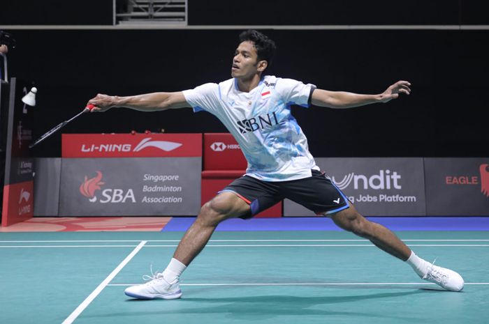 Aksi tunggal putra Indonesia, Chico Aura Dwi Wardoyo pada babak 16 besar Singapore Open 2924 di Singapore Indoor Stadium, Singapura, Kamis (30/5/2024).