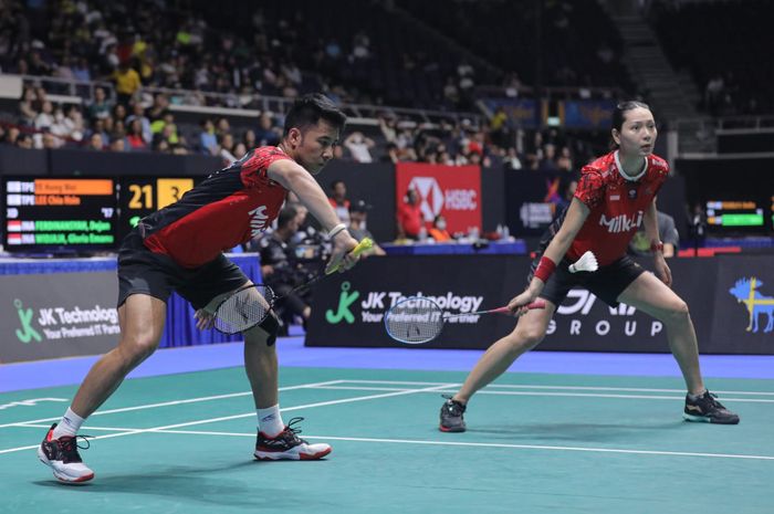 Pasangan ganda campuran Indonesia, Dejan Ferdinansyah/Gloria Emanuelle Widjaja saat tampil pada babak 16 besar Singapore Open 2024 di Singapore Indoor Stadium, Singapura, Kamis (30/5/2024).