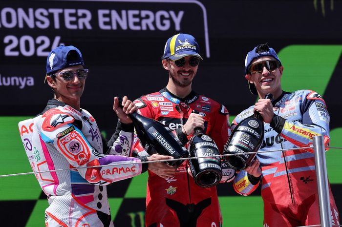 ((Ki-ka) Jorge Martin, Francesco Bagnaia, dan Marc Marquez merayakan hasil mereka di atas podium setelah balapan MotoGP Catalunya di Sirkuit Catalunya, Montmelo, Spanyol, 26 Mei 2024.