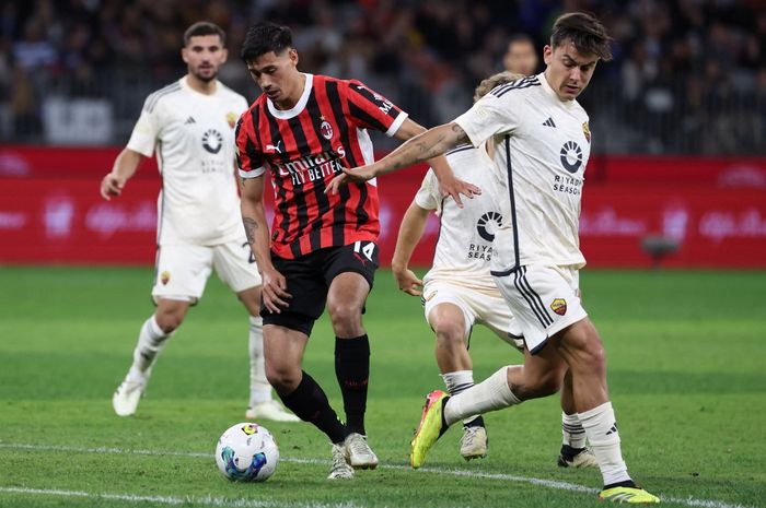 Paulo Dybala (kanan) berduel dengan Tijjani Reijnders dalam laga uji coba antara AS Roma vs AC Milan di Perth Rectangular Stadium, Australia (31/5/2024).