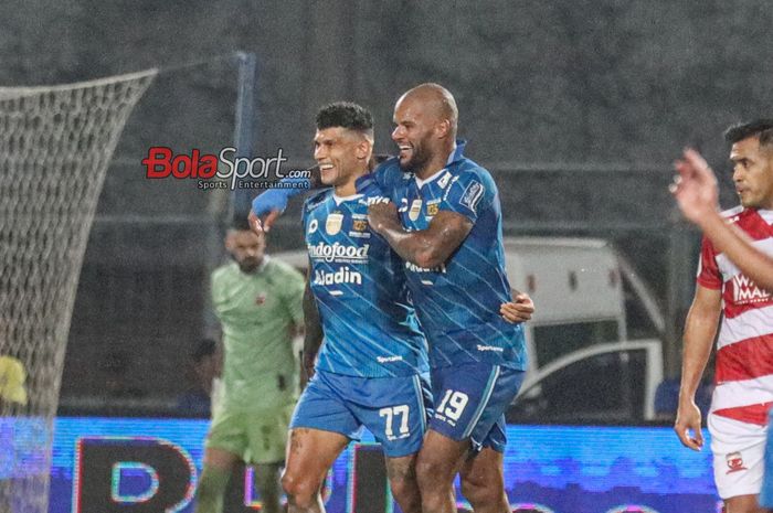 Ciro Alves (kiri) dan David Da Silva (kanan) sedang selebrasi dalam laga leg kedua final Liga 1 2023 antara Madura United versus Persib Bandung di Stadion Gelora Bangkalan, Madura, Jawa Timur, Jumat (31/5/2024).