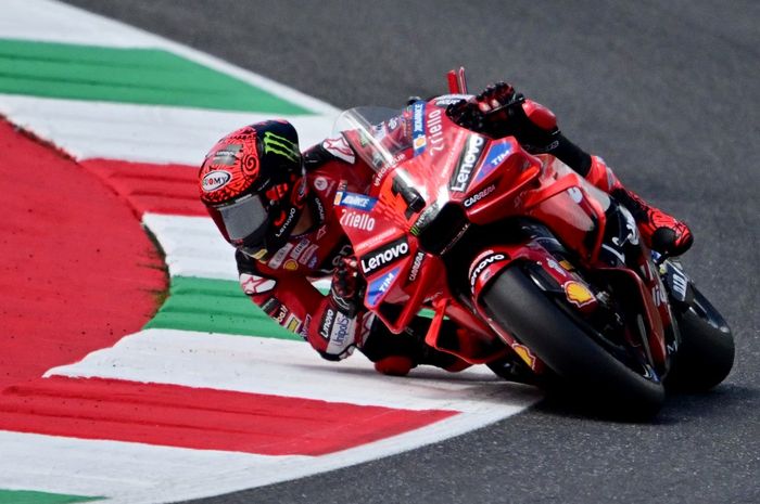 Pembalap Ducati Lenovo, Francesco Bagnaia, mengendarai motornya dalam sesi latihan seri MotoGP Italia di Sirkuit Mugello, Toscana, Italia, 31 Mei 2024.