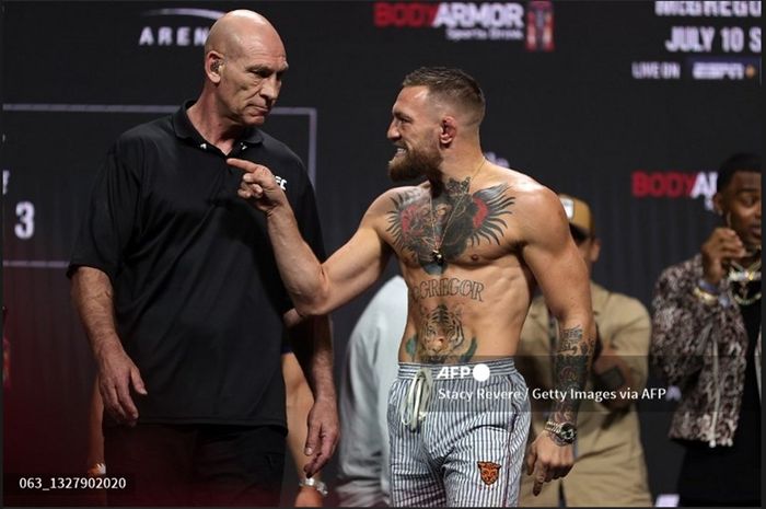 Perilaku Conor McGregor meludahi fans Khabib Nurmagomedov dikutuk oleh legenda tinju Inggris, Chris Eubank, usai menular ke putranya.