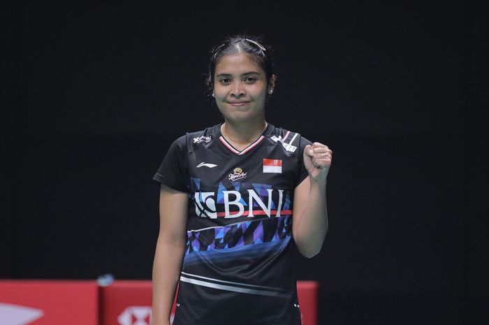 Pebulu tangkis tunggal putri Indonesia, Gregoria Mariska Tunjung, berpose setelah memastikan diri ke semifinal Singapore Open 2024 di Singapore Indoor Stadium, Jumat (31/5/2024).