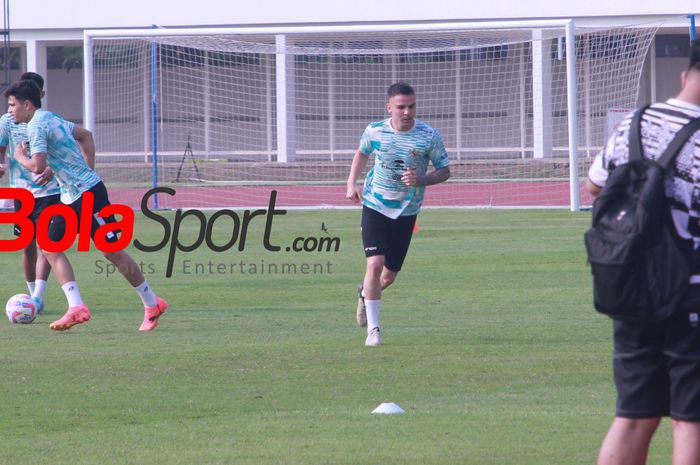 Calvin Verdonk terpantau mulai mengikuti latihan perdana dengan timnas Indonesia di Stadion Madya, Senayan, Jakarta Pusat, Jumat (31/5/2024).