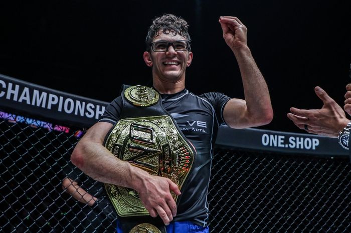 Juara kelas terbang submission grappling ONE Championship, Mikey Musumeci.