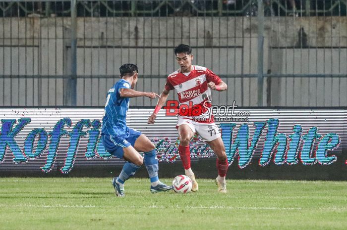 Malik Risaldi (kanan) sedang mengusai bola dalam laga leg kedua final Liga 1 2023 antara Madura United versus Persib Bandung di Stadion Gelora Bangkalan, Madura, Jawa Timur, Jumat (31/5/2024). 