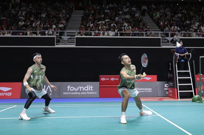 Ganda putra Indonesia, Muhammad Rian Ardianto dan Fajar Alfian, saat tampil pada perempat final Singapore Open 2024 di Kallang, Singapura, 31 Mei 2024.