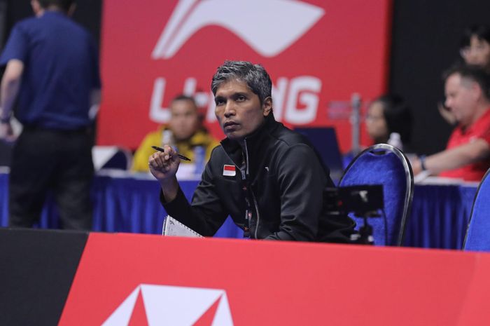 Pelatih kepala tunggal putra Indonesia, Irwansyah, saat mendampingi pada Singapore Open 2024 di Singapore Indoor Stadium.