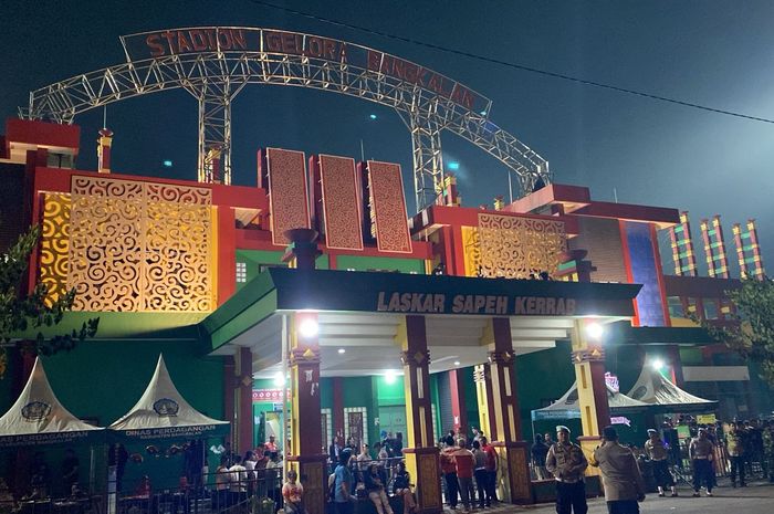 Suasana di depan Stadion Gelora Bangkalan, Madura, Jawa Timur, Jumat (31/5/2024).