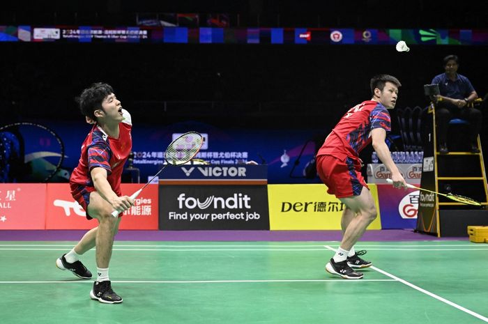 Pasangan ganda putra China, He Ji Ting/Ren Xiang Yu, pada final Thomas Cup 2024 di Chengdu, China, 5 Mei 2024.