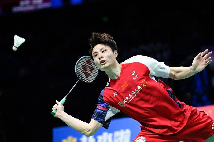 Pebulu tangkis tunggal putra China, Shi Yu Qi, pada final Thomas Cup 2024 di Chengdu, China, 5 Mei 2024.