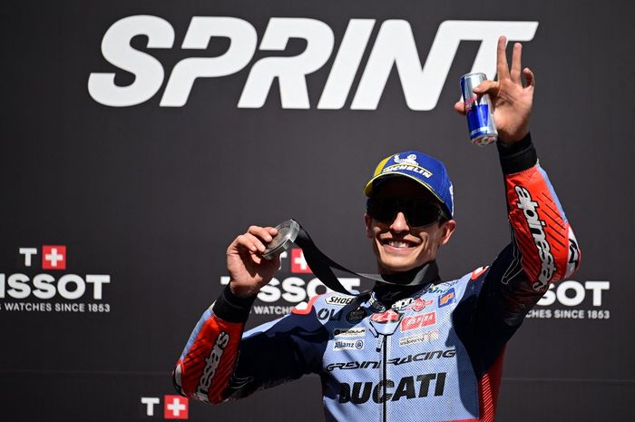 Pembalap Gresini, Marc Marquez, merayakan podium kedua sprint race MotoGP Italia di Sikuit Mugello, Sabtu (1/6/2024).