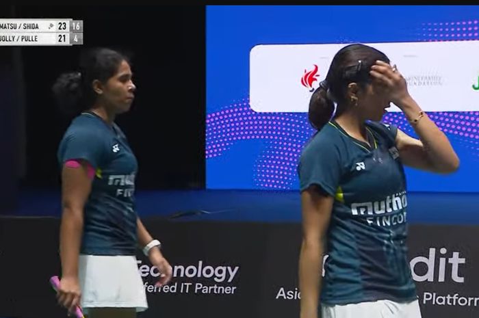 Pasangan ganda putri India, Treesa Jolly/Gayatri Pullela Gopichand saat tertinggal jauh pada semifinal Singapore Open 2024 di Singapore Indoor Stadium, Singapura, Sabtu (1/6/2024)