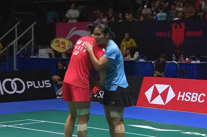 Gregoria Mariska Tunjung berpelukan dengan An Se-young (Korea Selatan) setelah menjalani babak semifinal Singapore Open 2024 di Singapore Indoor Stadium, Singapura, Sabtu (1/6/2024).