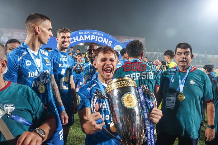 Pemain Persib Bandung, Rezaldi Hehanussa sedang bersuka cita mengangkat trofi Liga 1 2023 di Stadion Gelora Bangkalan, Madura, Jawa Timur, Jumat (31/5/2024).