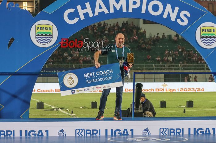 Juru taktik Persib Bandung, Bojan Hodak, mendapatkan penghargaan pelatih terbaik Liga 1 2023 di Stadion Gelora Bangkalan, Madura, Jawa Timur, Jumat (31/5/2024).