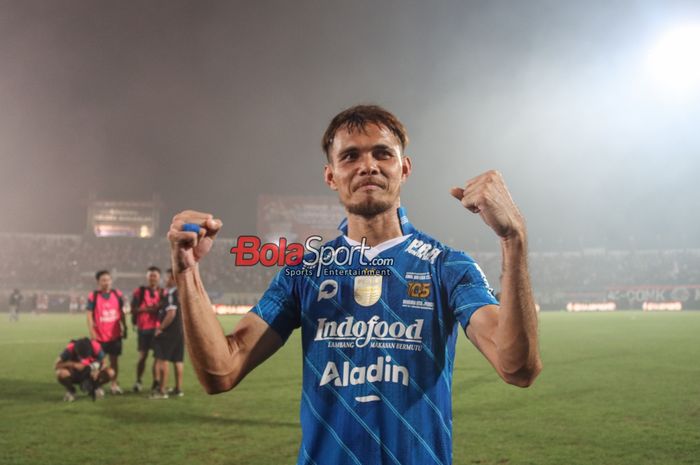 Rezaldi Hehanussa bersuka cita seusai Persib Bandung juara Liga 1 2023 di Stadion Gelora Bangkalan, Madura, Jawa Timur, Jumat (31/5/2024).