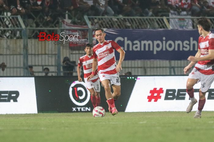 Pemain Madura United, Slamet Nur Cahyo, sedang menguasai bola di Stadion Gelora Bangkalan, Madura, Jawa Timur, Jumat (31/5/2024).