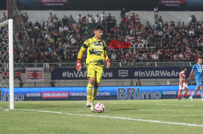 Kiper Persib Bandung, Kevin Mendoza, sedang menguasai bola di Stadion Gelora Bangkalan, Madura, Jawa Timur, Jumat (31/5/2024).