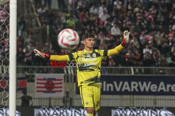 Kiper Persib Bandung, Kevin Mendoza, sedang menguasai bola di Stadion Gelora Bangkalan, Madura, Jawa Timur, Jumat (31/5/2024).