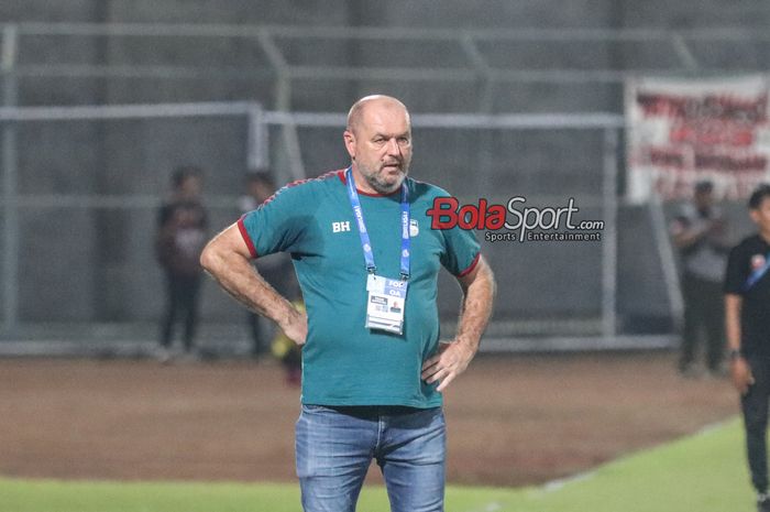 Pelatih Persib Bandung, Bojan Hodak, sedang memantau para pemainnya bertanding di Stadion Gelora Bangkalan, Madura, Jawa Timur, Jumat (31/5/2024).