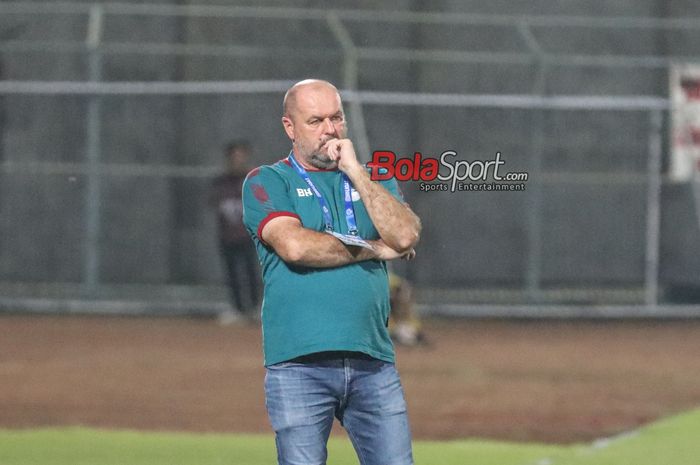 Pelatih Persib Bandung, Bojan Hodak, sedang memantau para pemainnya bertanding di Stadion Gelora Bangkalan, Madura, Jawa Timur, Jumat (31/5/2024).