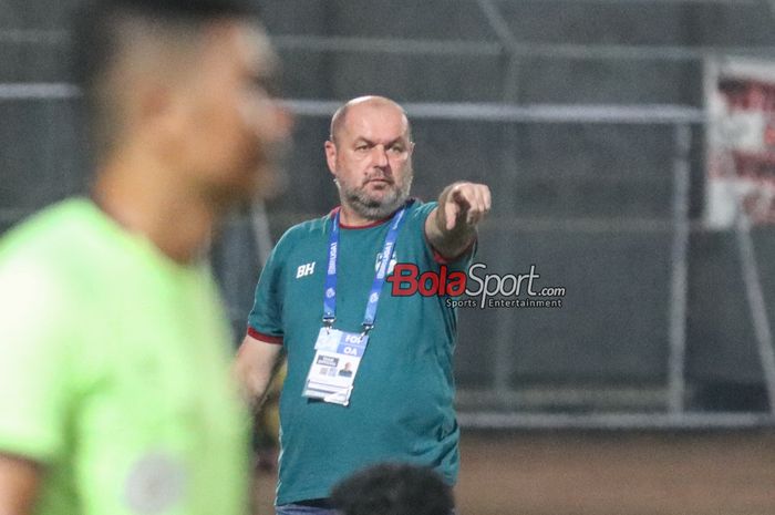 Pelatih Persib Bandung, Bojan Hodak, sedang memantau para pemainnya bertanding di Stadion Gelora Bangkalan, Madura, Jawa Timur, Jumat (31/5/2024).