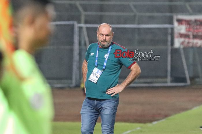 Pelatih Persib Bandung, Bojan Hodak, sedang memantau para pemainnya bertanding di Stadion Gelora Bangkalan, Madura, Jawa Timur, Jumat (31/5/2024). Bojan Hodak, ternyata petualang dan Sang Penakluk Asia Tenggara.