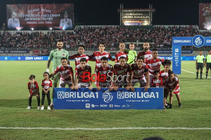 Skuad Madura United (skuat Madura United) sedang berfoto bersama di Stadion Gelora Bangkalan, Madura, Jawa Timur, Jumat (31/5/2024).