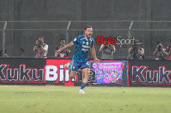 Pemain Persib Bandung, Marc Klok, sedang melakukan selebrasi seusai mencetak gol di Stadion Gelora Bangkalan, Madura, Jawa Timur, Jumat (31/5/2024).